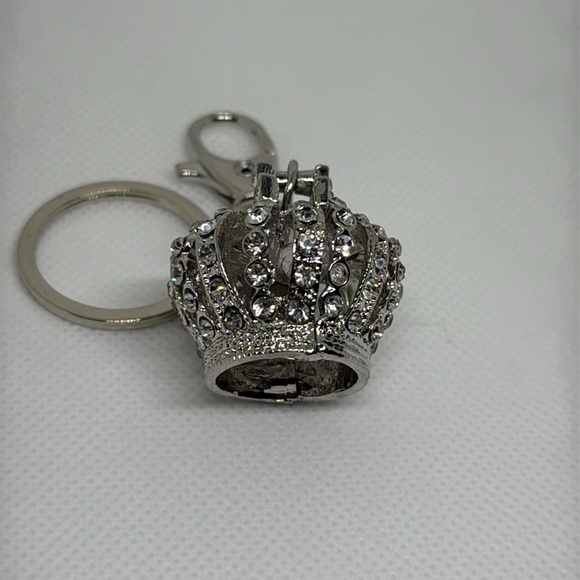 Elegant Silver Crown Keychain - Picture 1 of 4